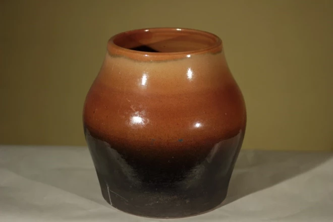 Ausma Žūriņa “Dekoratīvas krūzes un bļodas”, kompozīcijas fragments “Dekoratīva krūze”, māls, glazūra, 32xØ30cm, 1979. g., LMS muzejs (publicitātes foto)