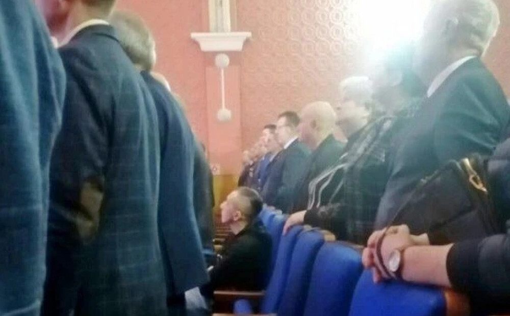 Krievijas deputātam nepatikšanas — pavēste pēc nepiecelšanās himnas skanēšanas laikā
