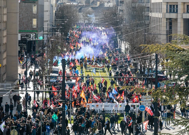 Francijā turpinās protesti pret pensiju reformu