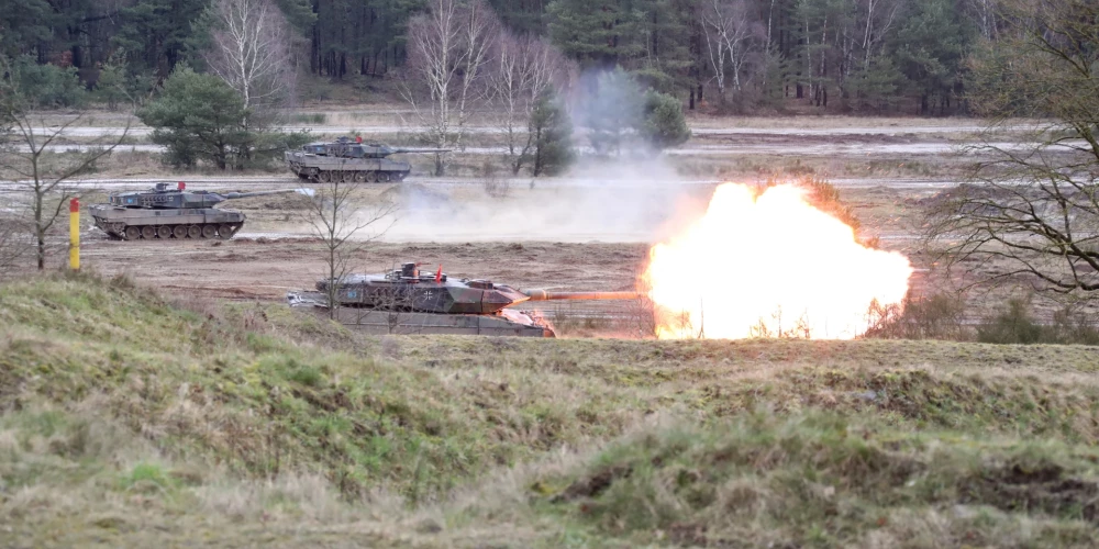 Ukraiņu karavīri apgūst "Leopard 2" tankus Vācijā.