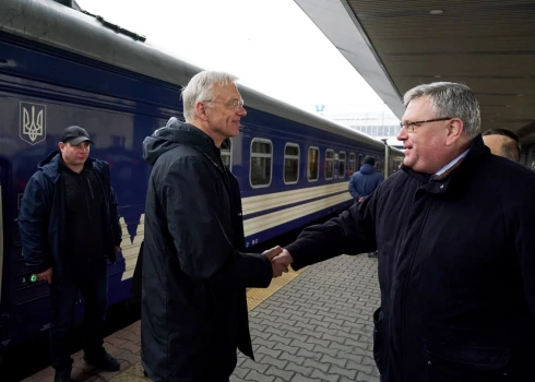  Ministru prezidents Krišjānis Kariņš šodien oficiālā vizītē Kijivā, Ukrainā, tiksies ar Ukrainas prezidentu Volodimiru Zelenski, Ukrainas parlamenta priekšsēdētāju Ruslanu Stefančuku un Ukrainas premjerministru Denisu Šmihalu. 