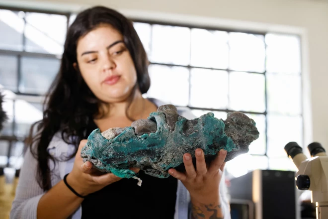 Pētniece Fernanda Santosa ar "plastmasas akmeni" rokās, 2023. gada 7. martā.