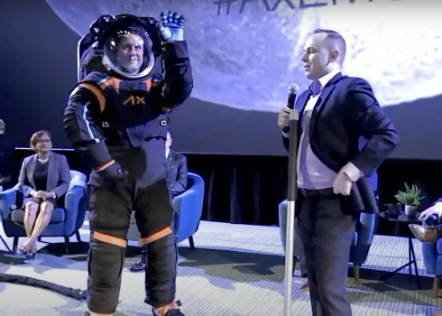 Космическая мода: в NASA представили скафандр для полета астронавтов на Луну