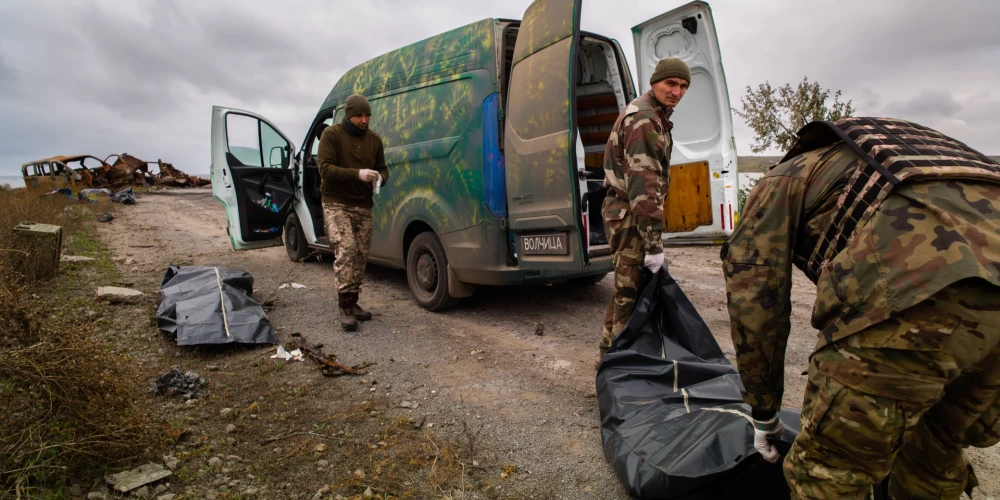 Līķu vācēji: kā ukraiņu brīvprātīgie meklē un uzlasa okupantu mirstīgās atliekas