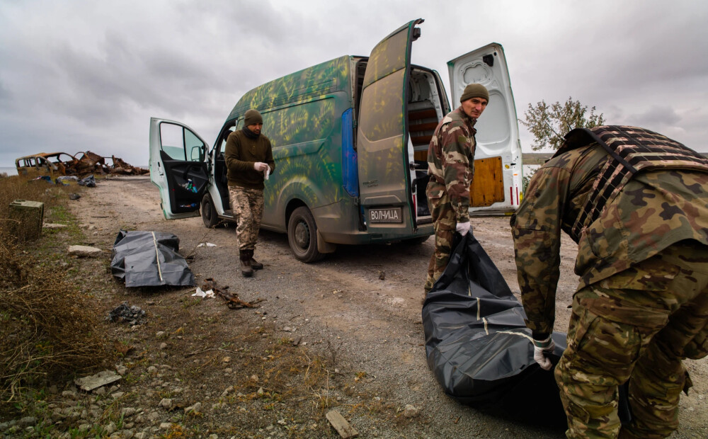 Līķu vācēji: kā ukraiņu brīvprātīgie meklē un uzlasa okupantu mirstīgās atliekas