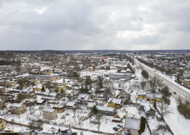 Latvijā būvē mazākas mājas, bet aizņemas vairāk