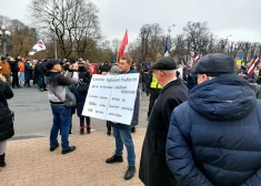 Депутат Елгавской думы Андрей Пагор с одиночным пикетом во время шествия легионеров.