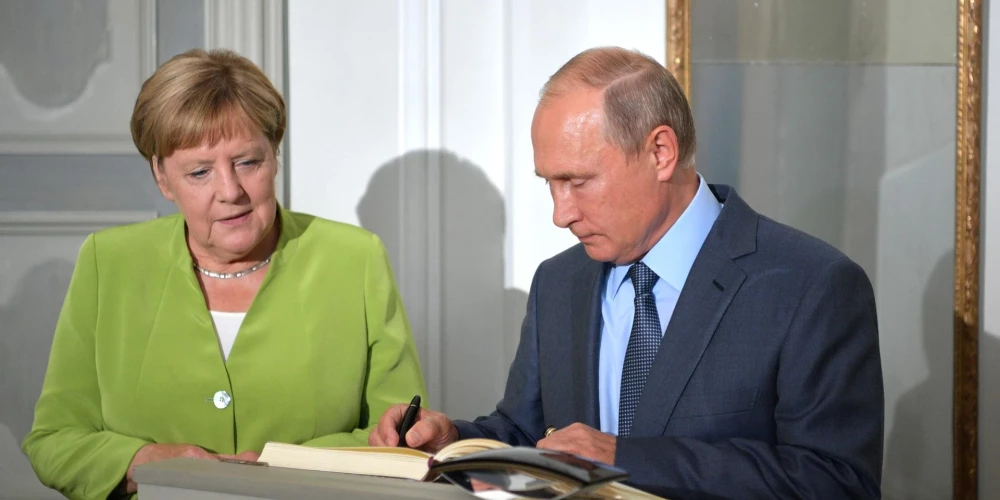 Vācieši spriež, vai raut ārā no viesu grāmatām lapas ar Putina ierakstiem
