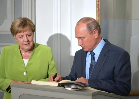Vācieši spriež, vai raut ārā no viesu grāmatām lapas ar Putina ierakstiem