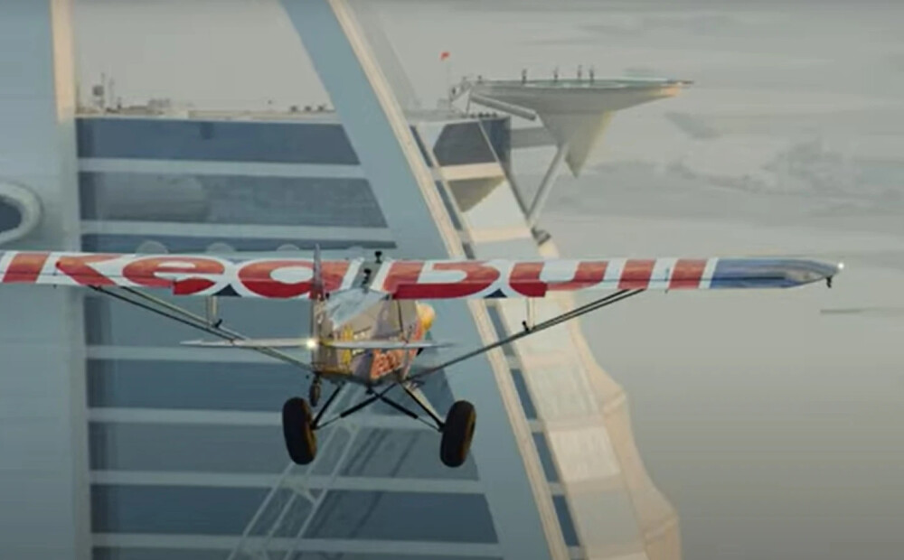 VIDEO: pilots nosēdina lidmašīnu uz 