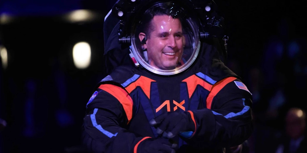 FOTO: NASA parāda jaunos astronautu skafandrus ceļojumam uz Mēnesi
