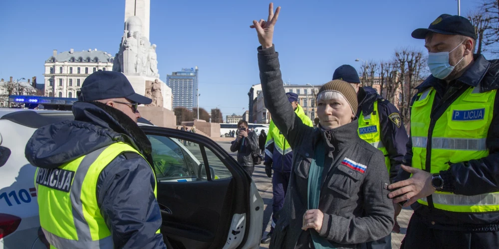 “Putins mans draugs!” Policija aiztur rīdzinieci par kara slavinošu simbolu izmantošanu