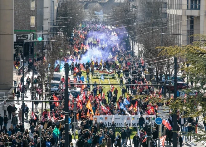   Во Франции в обход парламента принята вызвавшие массовые протесты пенсионная реформа