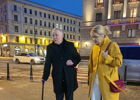 Ģitārista Kaspara Zemīša sieva Anda Zemīte Medni sagaidīja ierodamies un pavadīja līdz Operai.