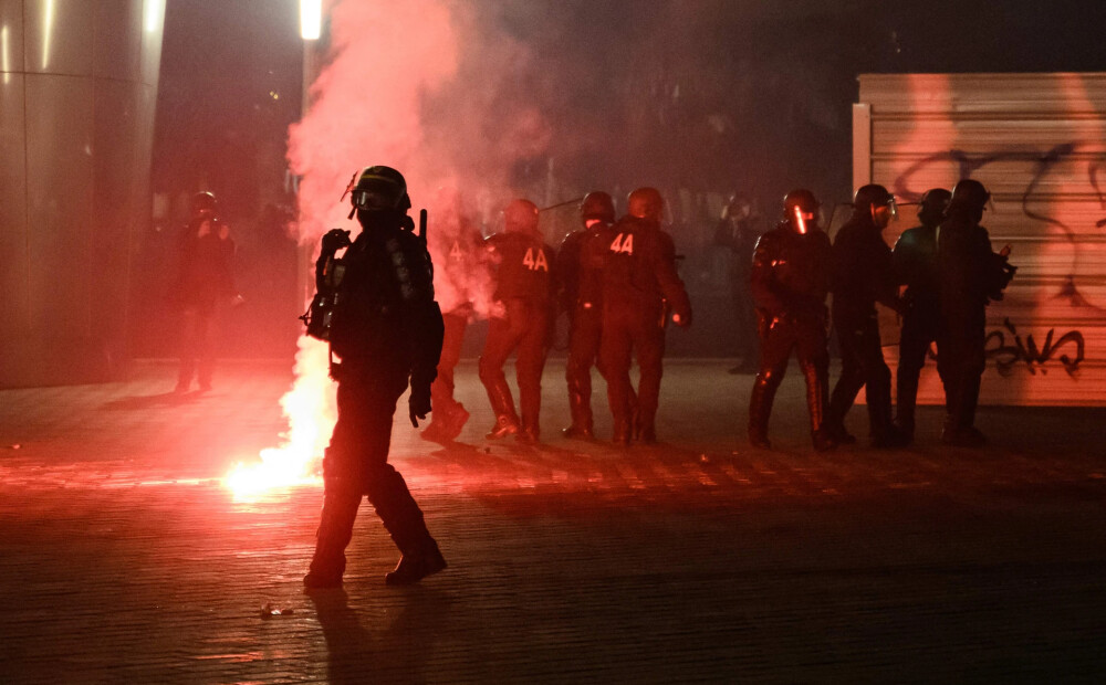 Francijas policija aiztur 217 cilvēkus protestos pret pensiju reformu