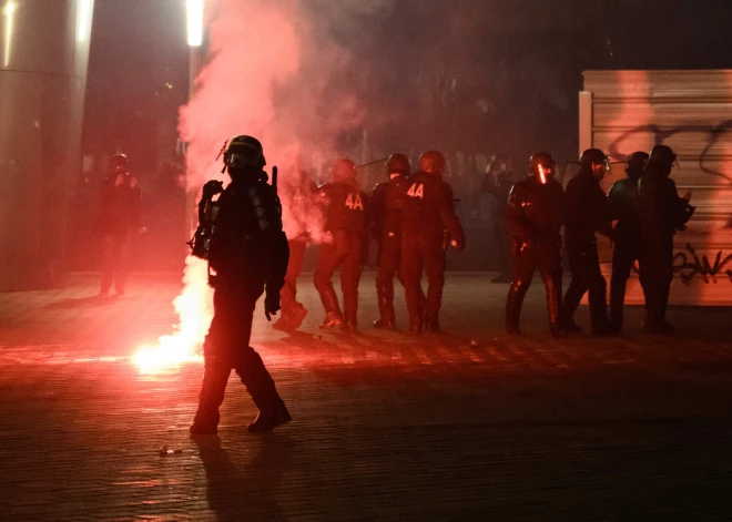 Francijas policija aiztur 217 cilvēkus protestos pret pensiju reformu