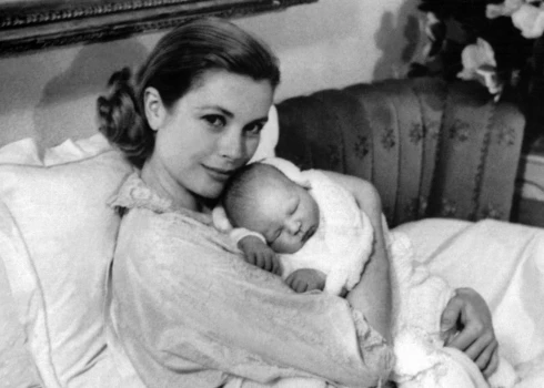 65 лет назад: Грейс Келли с 3-дневным сыном Альбером на его первом публичном портрете
