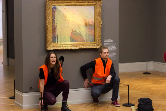 Облитая жидким картофельным пюре картина Клода Моне “Стога” в музее Барберини