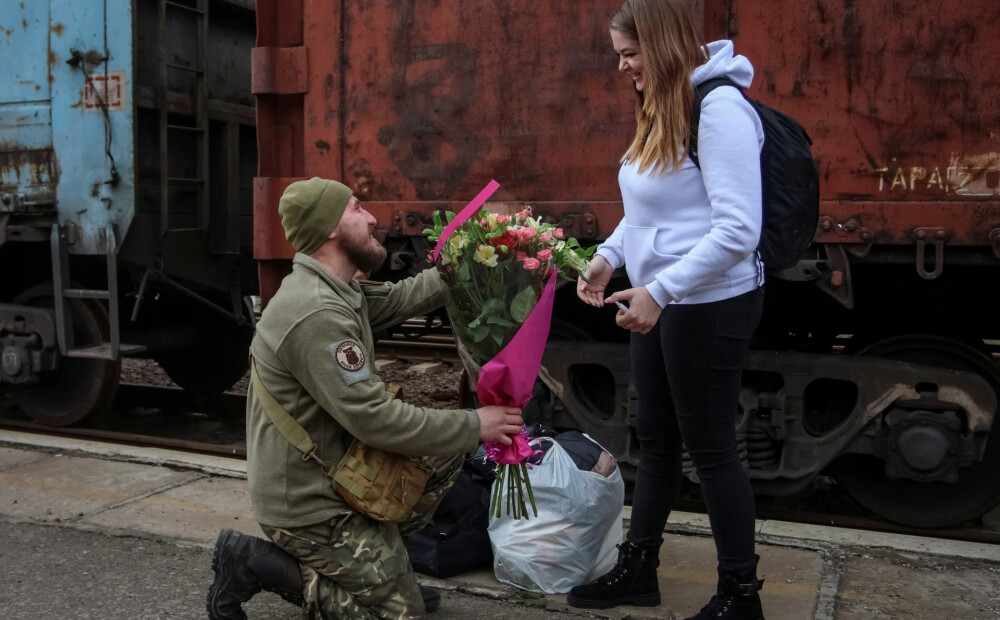 FOTO: ukraiņu karavīrs bildina savu draudzeni