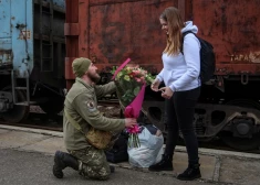 FOTO: ukraiņu karavīrs bildina savu draudzeni
