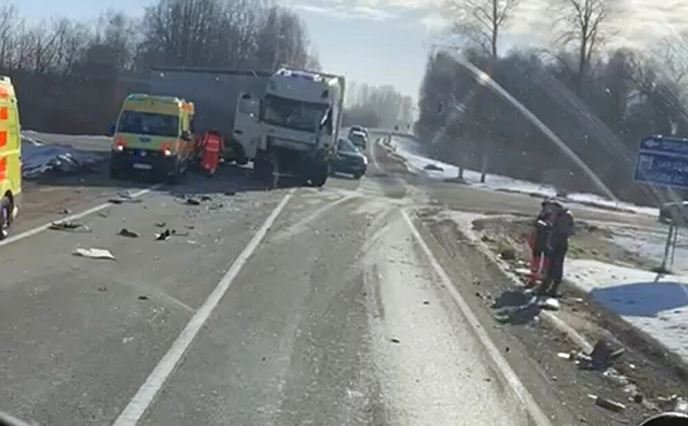 VIDEO: Rēzeknes pusē notikusi divu kravas mašīnu sadursme