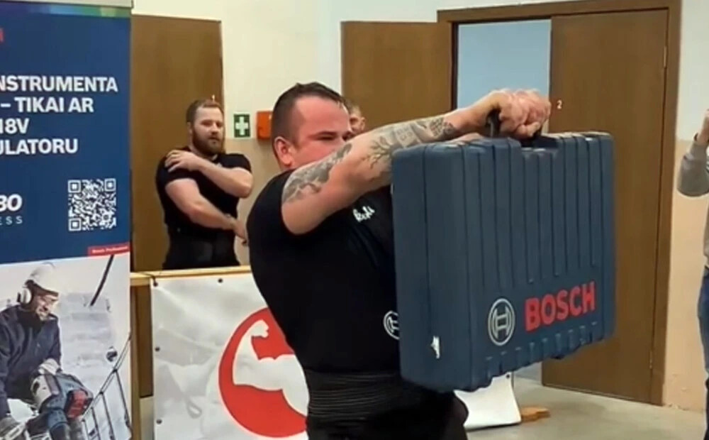 VIDEO: spēkavīrs Kopeika tur 15 kilogramus smagu instrumentu kasti un gatavojas sezonai