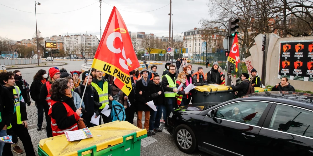 Francijā protestu dēļ bloķēti ceļi; streiko arī naftas pārstrādes rūpnīcu darbinieki