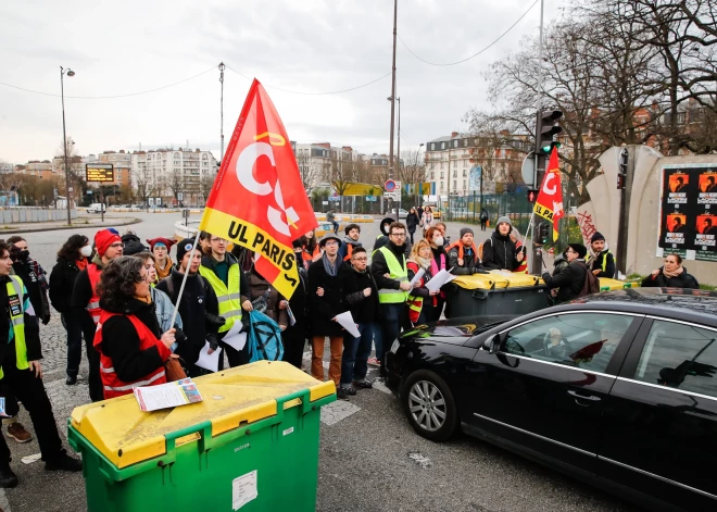 Francijā protestu dēļ bloķēti ceļi; streiko arī naftas pārstrādes rūpnīcu darbinieki