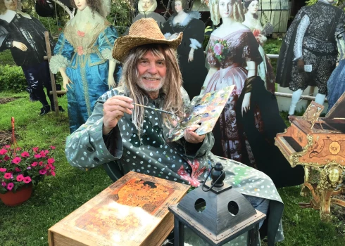 "Man patīk skatuviskas izdarības. Savulaik esmu darbojies gan pantomīmā, gan Tautas kinoaktieru studijā," par saviem talantiem stāsta Jānis Anmanis.