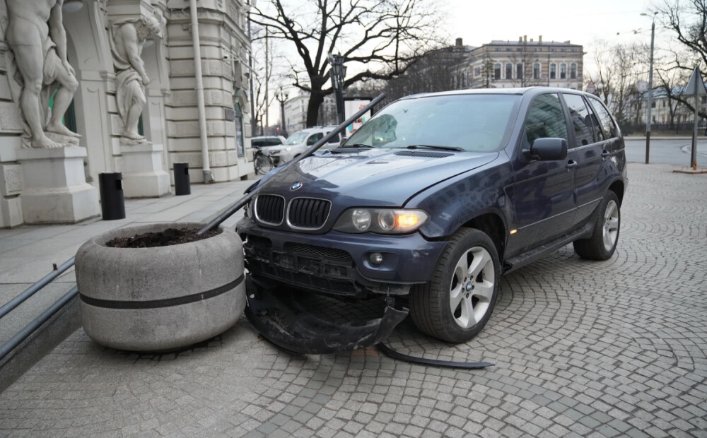Sadauzīts BMW džips pie Nacionālā teātra, bet tas vēl nav viss. Trakākais redzams iekšā. FOTO