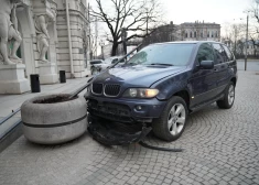 Sadauzīts BMW džips pie Nacionālā teātra, bet tas vēl nav viss. Trakākais redzams iekšā. FOTO