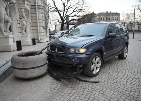 ФОТО: возле Национального театра стоит разбитый джип BMW, но это еще не все. Самое безумное - внутри