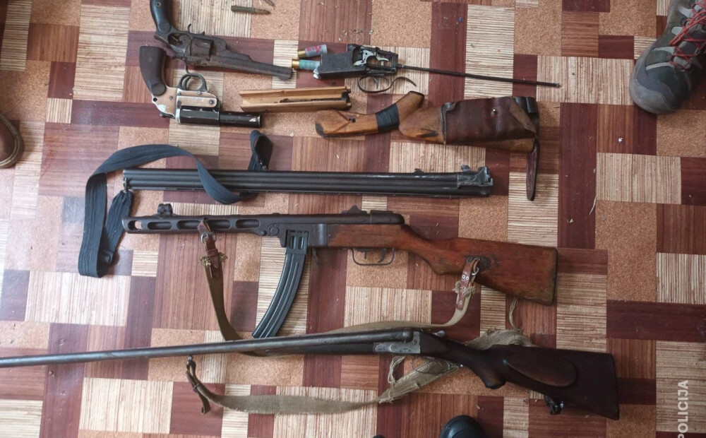 Ložmetēji, granātas un munīcija – policisti Latgalē atrod līdz zobiem bruņojušos iedzīvotāju