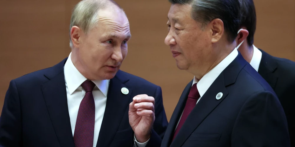 Krievijas prezidents Vladimirs Putins ar Ķīnas prezidentu Sji Dzjiņpinu pēc tikšanās 22. Šanhajas sadarbības organizācijas valstu padomes samitā Uzbekistānā, 2022. gada 16. septembrī.