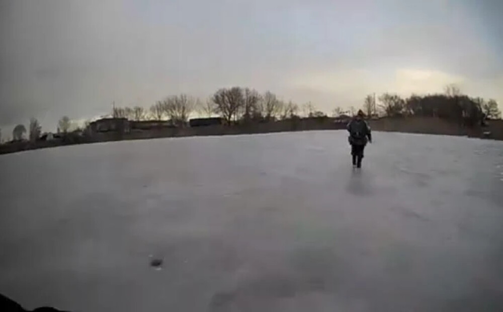 VIDEO: makšķernieks aizlieguma zonā policijas klātbūtnē ielūzt ledū