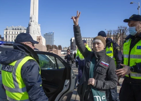 Рижанке запрещен выезд из Латвии за использование прославляющей войну символики