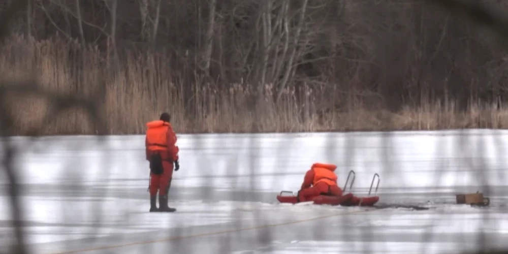 Спасатели в поисках тела погибшего