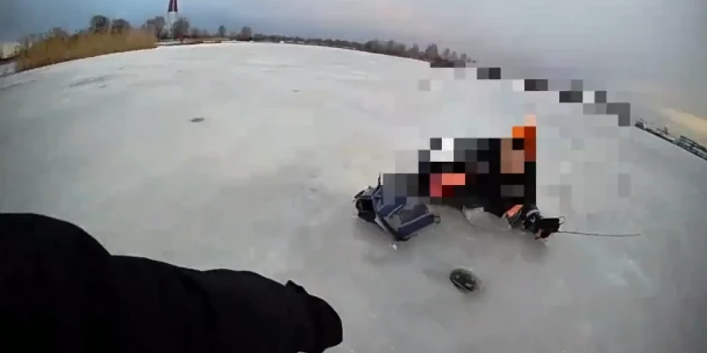 Мужчина провалился под лед, но полицейские ему помогли выбраться