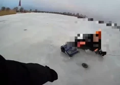 Мужчина провалился под лед, но полицейские ему помогли выбраться