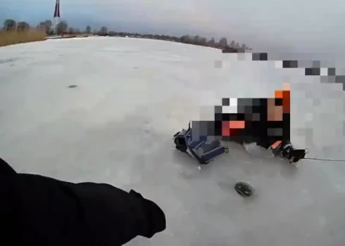 Мужчина провалился под лед, но полицейские ему помогли выбраться