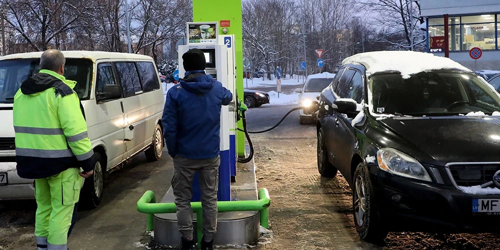 Rīgā kāpj degvielas cenas, Viļņā un Tallinā - samazinās