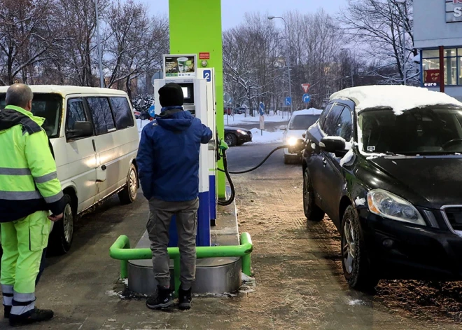 Rīgā kāpj degvielas cenas, Viļņā un Tallinā - samazinās