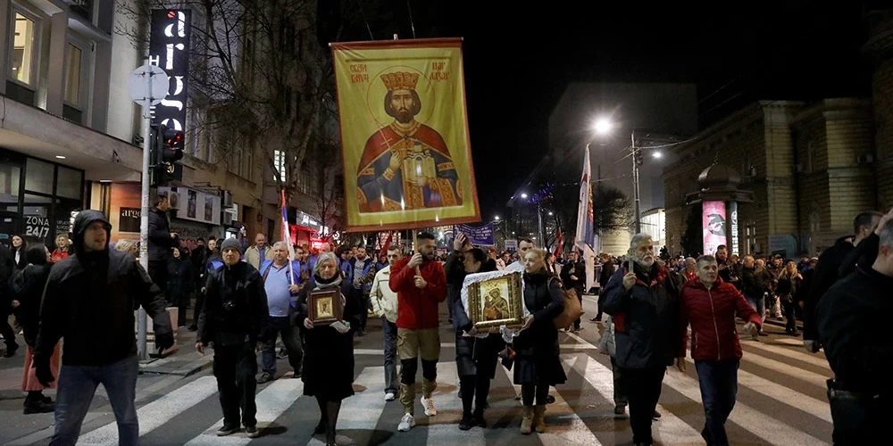 Belgradā piektdien vairāki tūkstoši cilvēku izgāja ielās, lai pirms kārtējās sarunu kārtas protestētu pret attiecību normalizācijas plānu starp Serbiju un Kosovu.