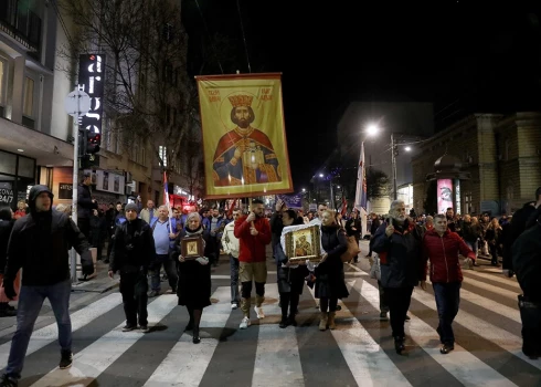 Belgradā piektdien vairāki tūkstoši cilvēku izgāja ielās, lai pirms kārtējās sarunu kārtas protestētu pret attiecību normalizācijas plānu starp Serbiju un Kosovu.