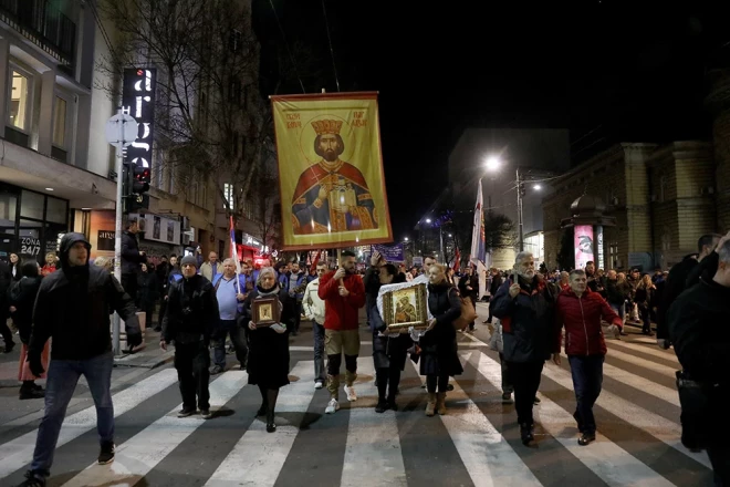 Belgradā piektdien vairāki tūkstoši cilvēku izgāja ielās, lai pirms kārtējās sarunu kārtas protestētu pret attiecību normalizācijas plānu starp Serbiju un Kosovu.