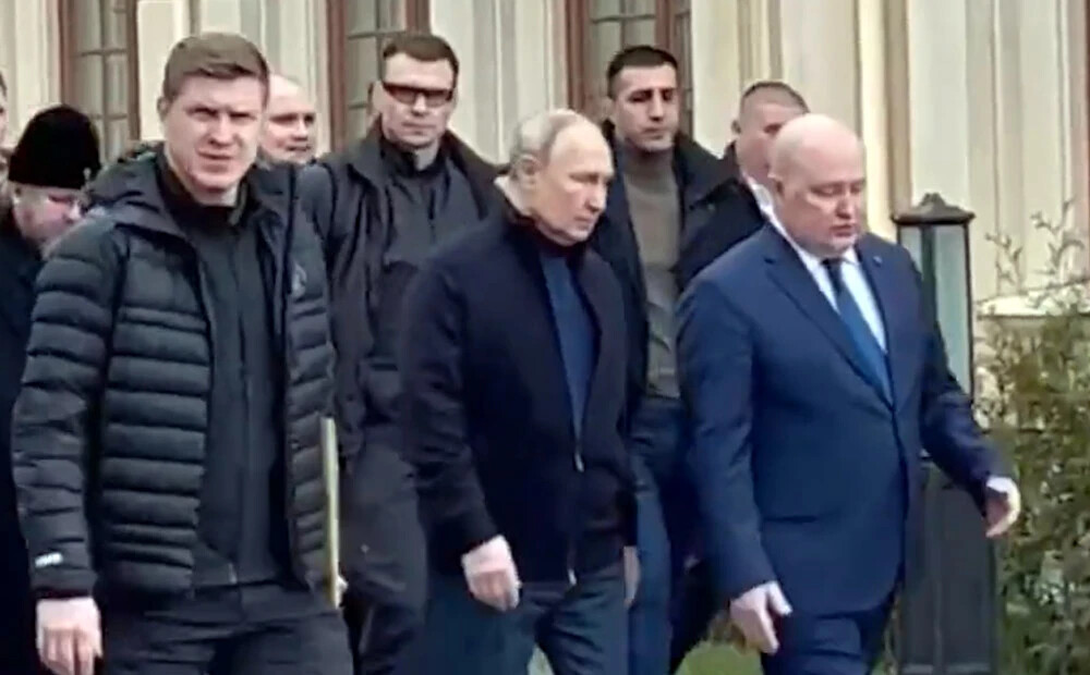 Soctīklos parādījies video ar klibojošu Putinu, kurš okupācijas devītajā gadadienā slāj pa Krimu