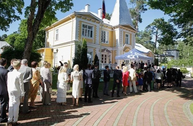 Krievijas dienas svinības Krievijas Federācijas vēstnieka rezidencē Jūrmalā 2013. gadā.