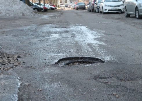 Весна на дорогах: латвийцев предупреждают об образовавшихся ямах и выбоинах