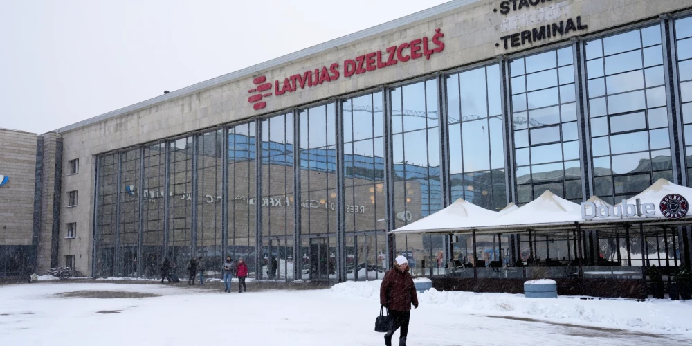 Со здания Центрального железнодорожного вокзала в Риге название на русском языке было демонтировано.