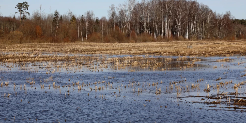Spēkā dzeltenais brīdinājums par augstu ūdenslīmeni daudzās Latvijas upēs